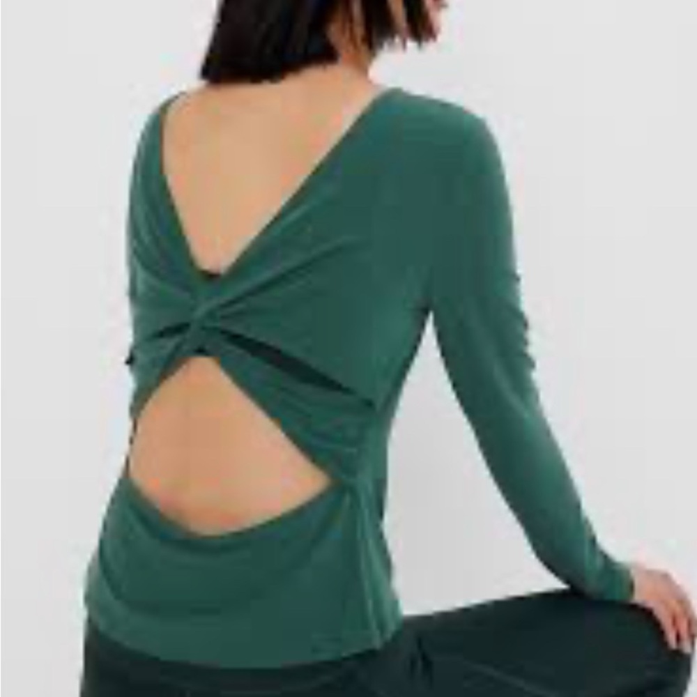 GapFit Breathe Open Back Twist T-Shirt